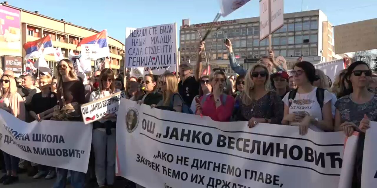 Az ellenzék támogatásáról biztosította a pénzüktől megfosztott tanárokat