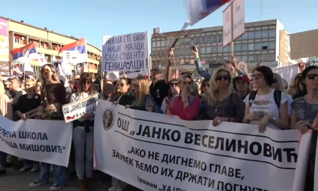 Az ellenzék támogatásáról biztosította a pénzüktől megfosztott tanárokat