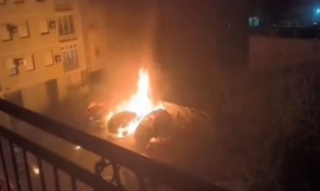 Egy autót gyújtottak fel, három másik is kiégett