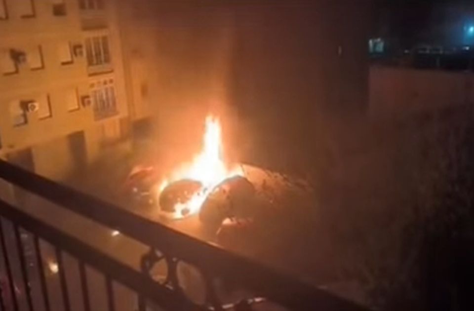 Egy autót gyújtottak fel, három másik is kiégett