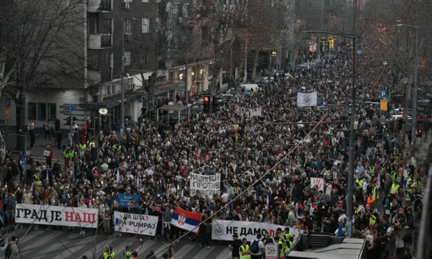 Végeláthatatlan tömeg hömpölyög a fővárosban (fotók+videó)