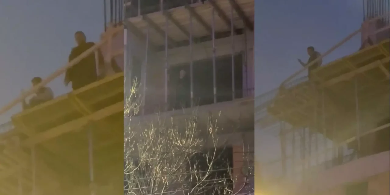 Több frontos támadás történt március 15-én?