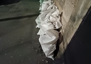 Belgrád utcáin kövekkel teli zsákok vannak