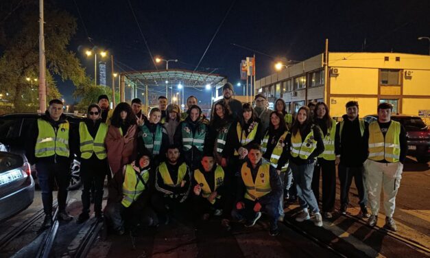 Blokád alá vették az egyetemisták az utasszállítót, nem járnak a buszok és a villamosok Belgrádban