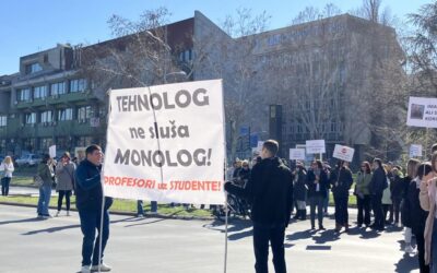 Lezártak egy kereszteződést Újvidéken az egyetemi tanárok