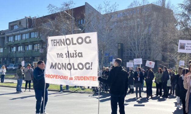 Lezártak egy kereszteződést Újvidéken az egyetemi tanárok