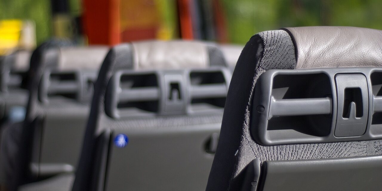 Lesodródott a busz az útról, három gyerek megsérült