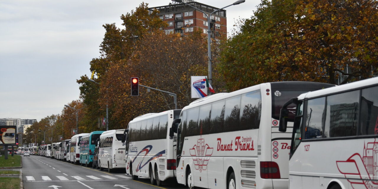 Buszoz(tat)ás és letartóztatások a majomszínházban