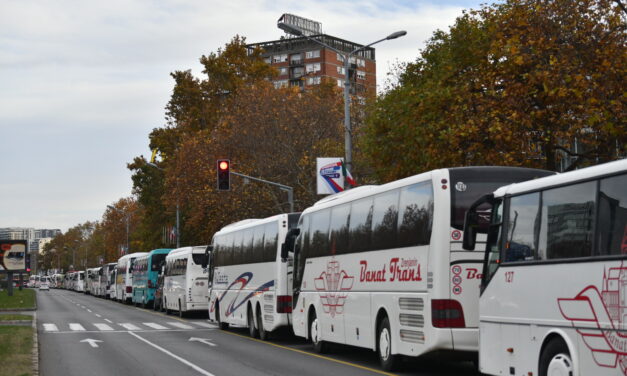 Buszoz(tat)ás és letartóztatások a majomszínházban