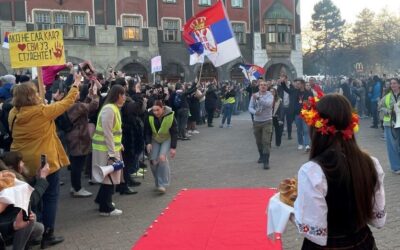 Így fogadták a szabadkai egyetemistákat a város főterén Örömkönnyek, taps és ölelések