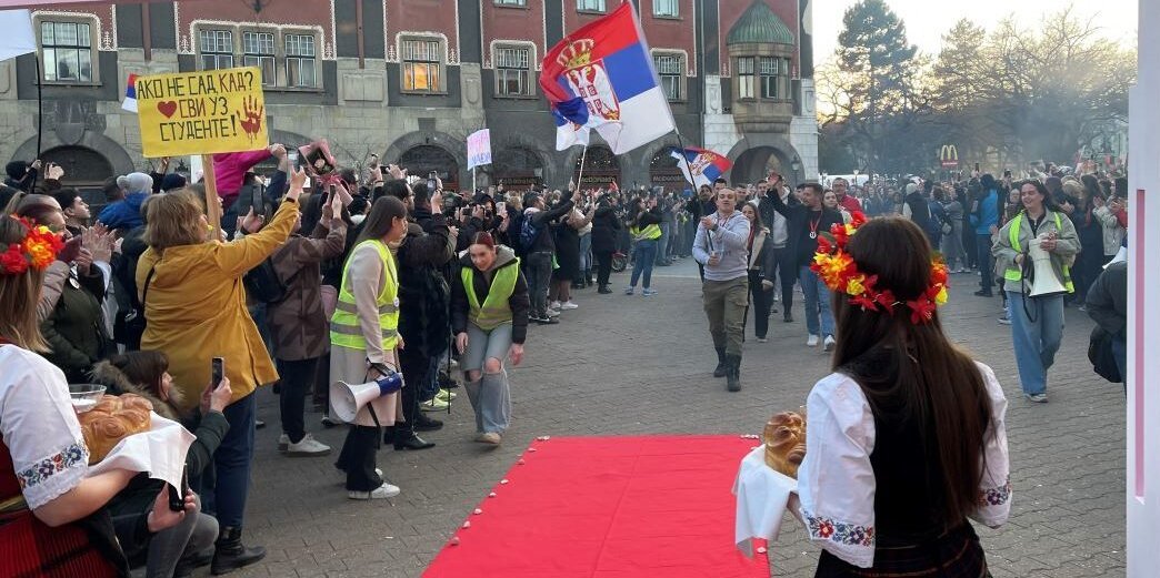 <span class="entry-title-primary">Így fogadták a szabadkai egyetemistákat a város főterén</span> <span class="entry-subtitle">Örömkönnyek, taps és ölelések</span>