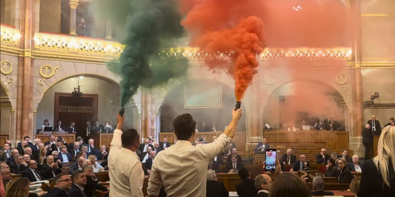 Kitiltották Hadházy Ákost és a tiltakozó momentumosokat a parlamentből