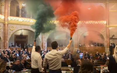 Kitiltották Hadházy Ákost és a tiltakozó momentumosokat a parlamentből