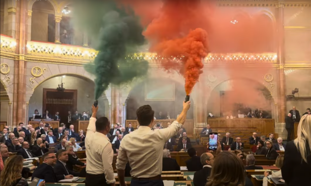 Kitiltották Hadházy Ákost és a tiltakozó momentumosokat a parlamentből