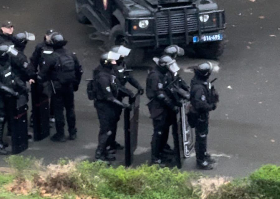 Tepić közzétett egy fotót, amelyen egy hangágyúra hasonlító eszköz látszik a parlament előtt