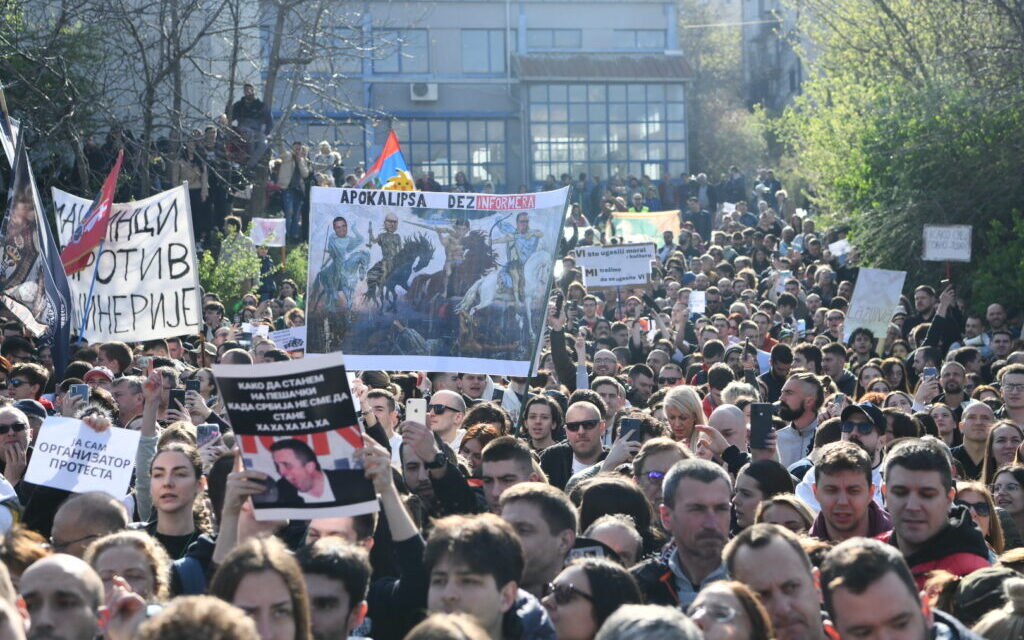 Fertőtlenítés és tüntetés a “Dezinformer” előtt, miközben a stúdióban Šešelj dicsekszik, hogy pisztoly van nála
