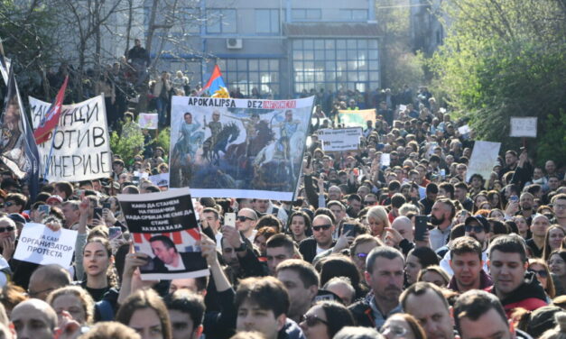 Fertőtlenítés és tüntetés a “Dezinformer” előtt, miközben a stúdióban Šešelj dicsekszik, hogy pisztoly van nála