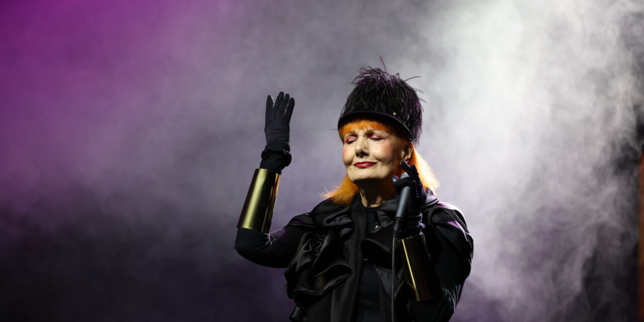 A popénekes is az egyetemisták mellé állt