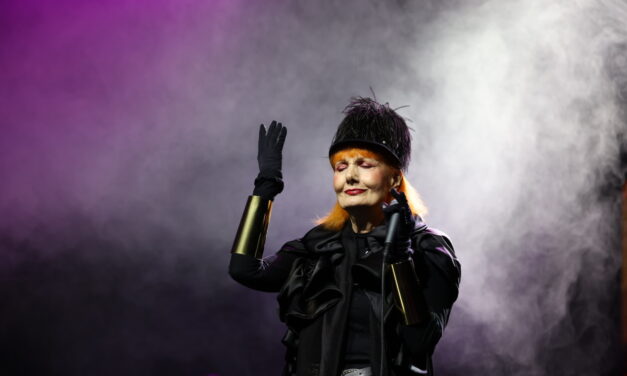 A popénekes is az egyetemisták mellé állt