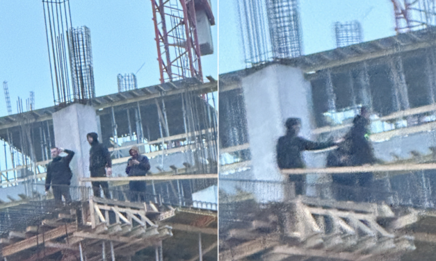 Kövek, petárdák, lézerfény