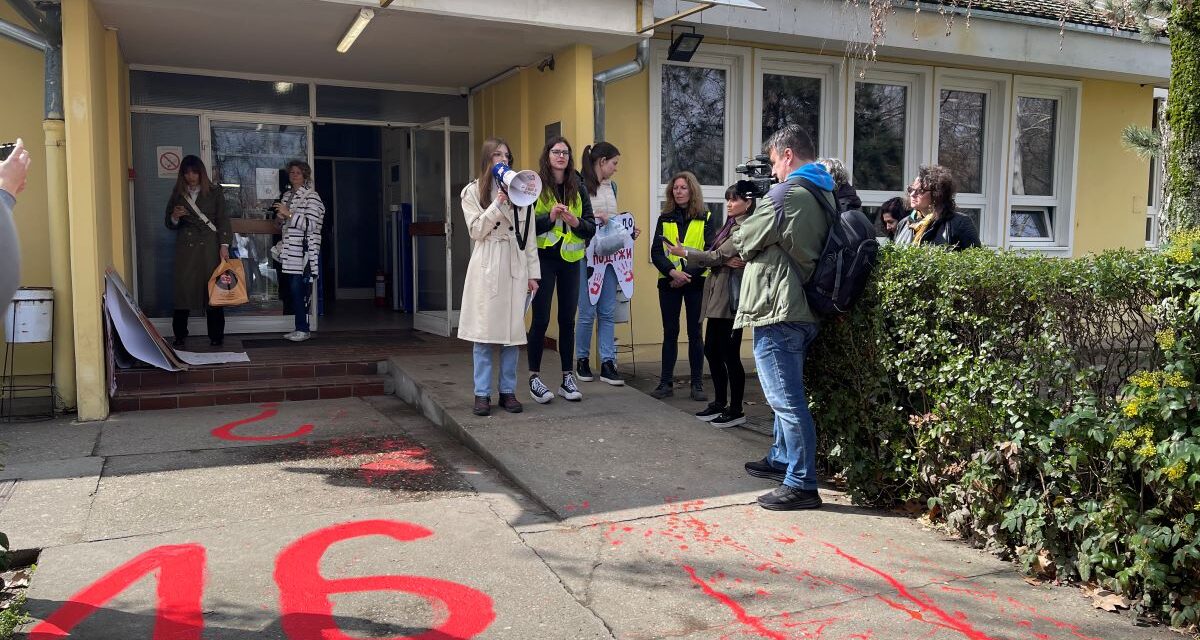 Fizikai blokád a szabadkai Egészségügyi Középiskolában, az igazgatónőt se engedték be a diákok