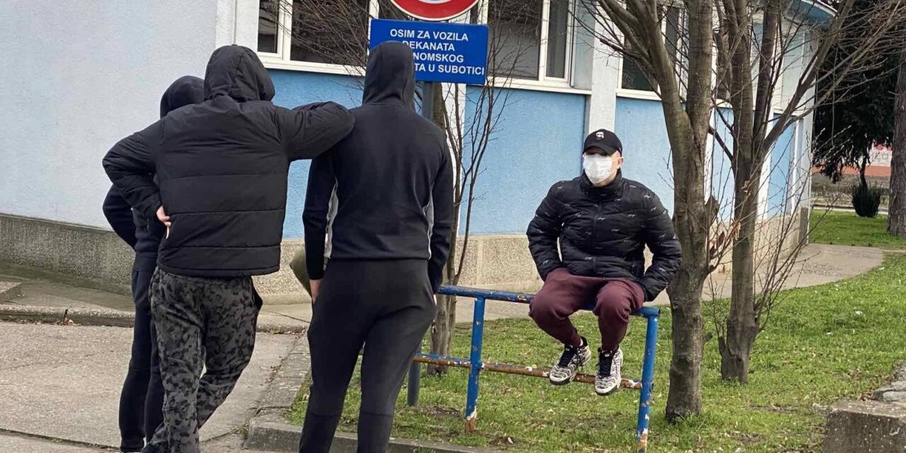 Maszkos, kapucnis fiatalok tartottak ellentüntetést a szabadkai Közgazdasági Karnál