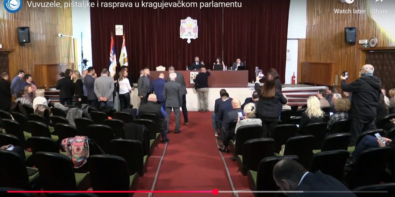Káosz a kragujevaci városháza előtt is