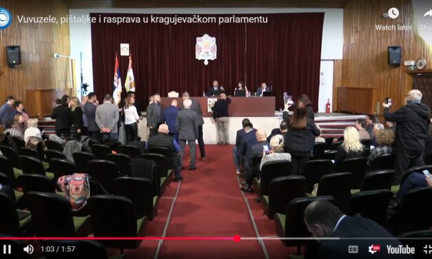 Káosz a kragujevaci városháza előtt is