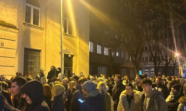 A Kreni-Promeni tagjai elfoglalták a belgrádi rendőrállomást