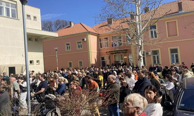 Rendőr kísért el egy végzős gimnazistát a békés megmozdulásról