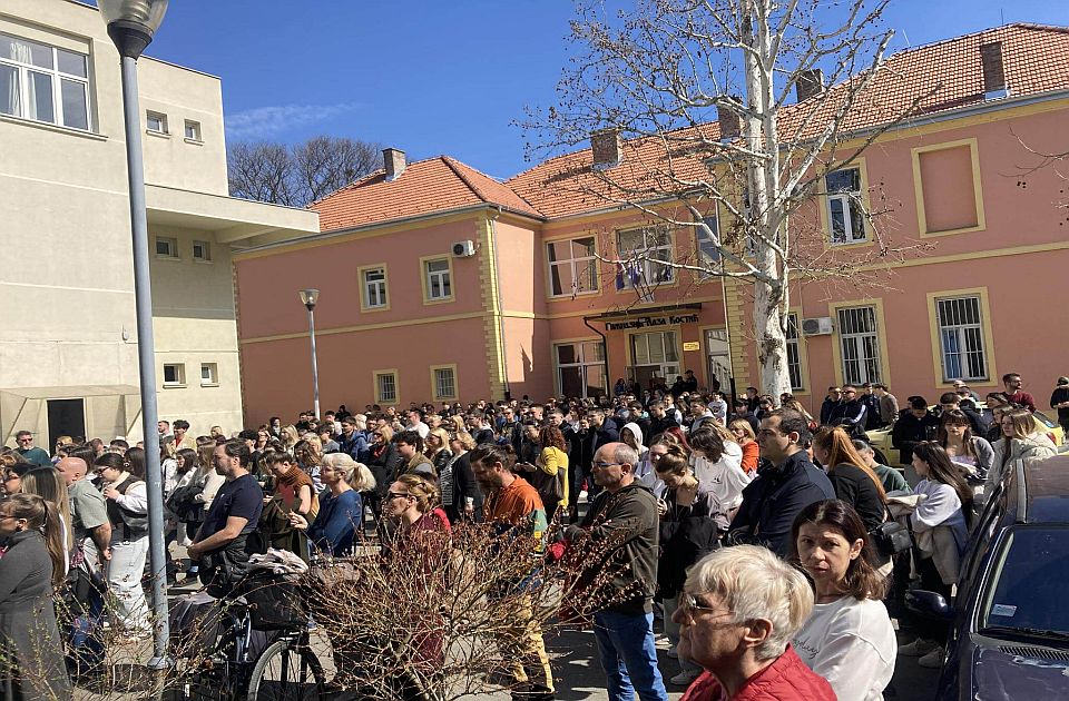 Rendőr kísért el egy végzős gimnazistát a békés megmozdulásról