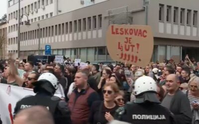 Vučić Leskovacon, a polgárok a távozását követelik, a rendőrség letartóztatásokba kezdett