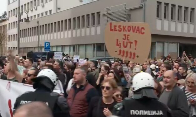 Vučić Leskovacon, a polgárok a távozását követelik, a rendőrség letartóztatásokba kezdett