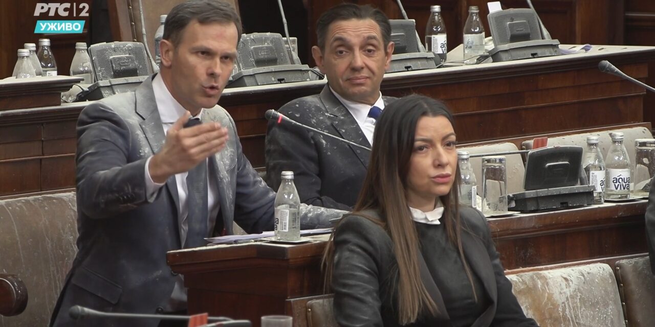 Folytatódik a káosz a parlamentben, a hatalom tovább vitázik a napirendi pontokról