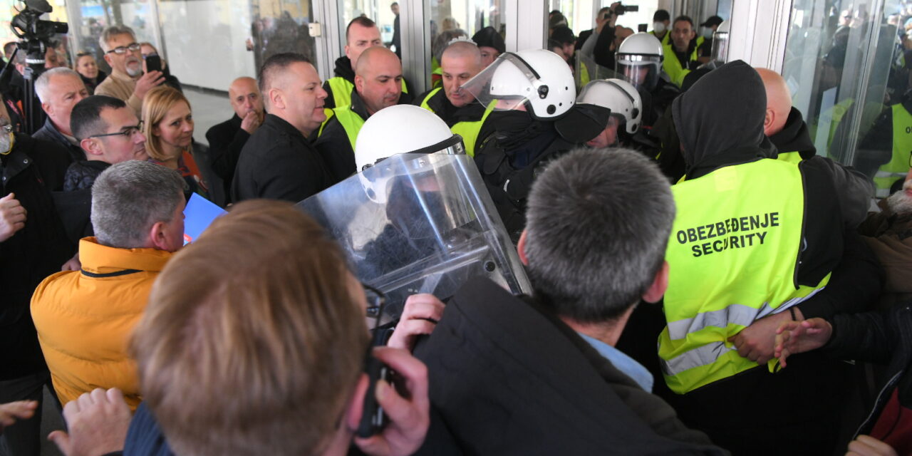 Rendőrök és polgárok lökdösik egymást a pancsovai városházánál