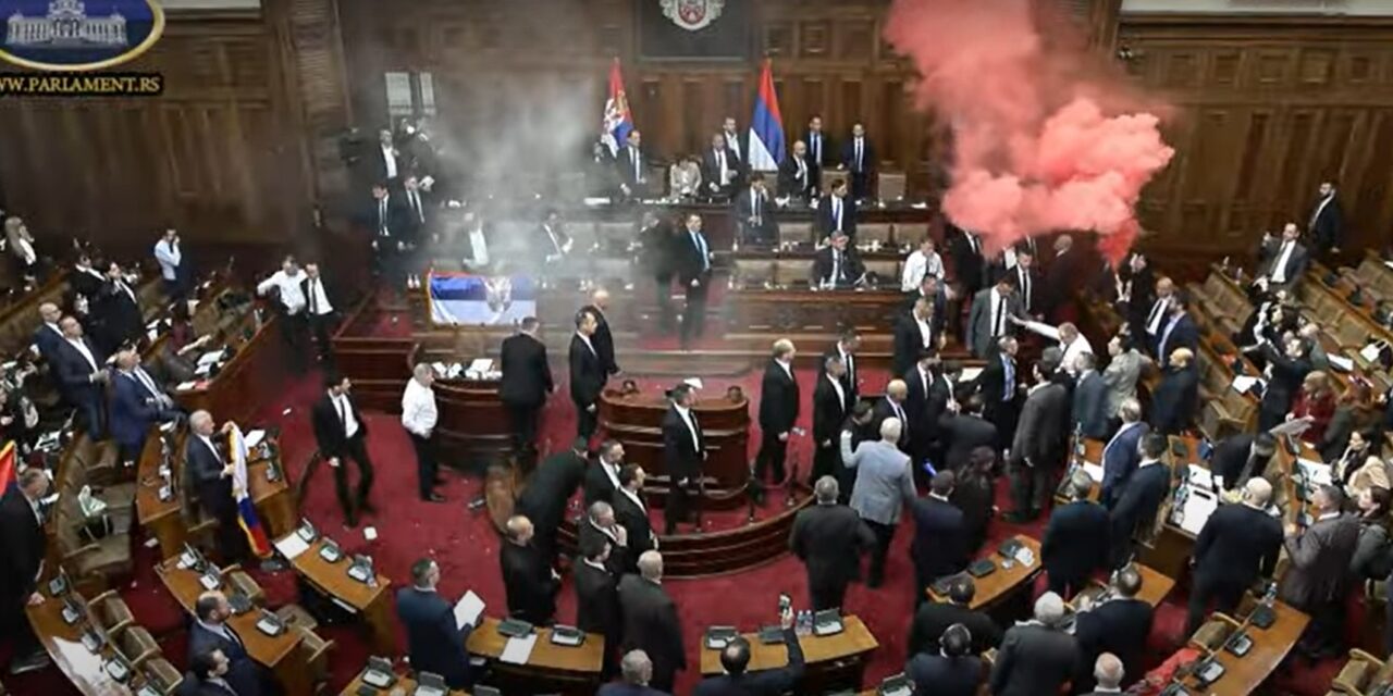 Ügyészség: Ki vitte be a pirotechnikai eszközöket a parlament épületébe?