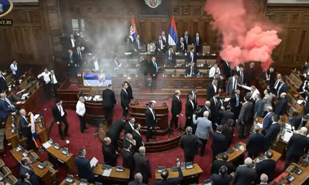 Berekesztették a parlamenti ülést, helyszínel a rendőrség