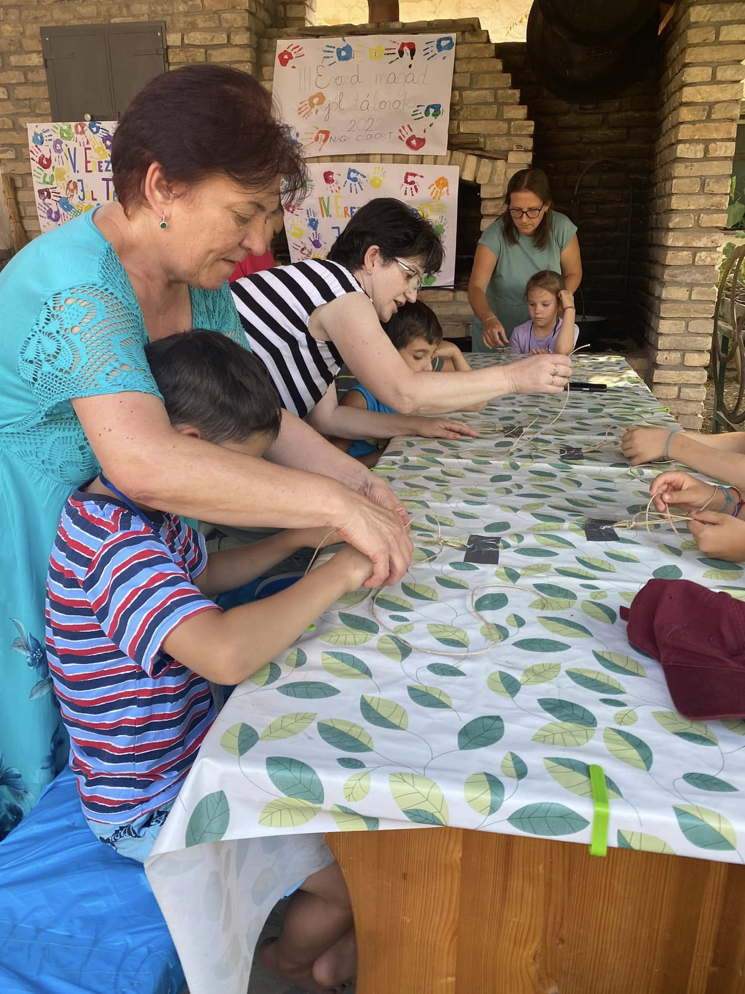 Demus Ágnes foglalkozást tart a gyerekeknek