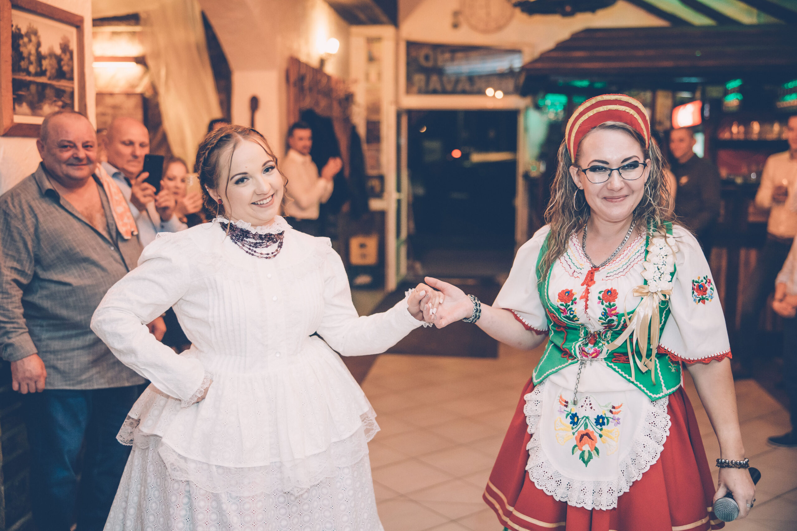 Csorba-Bagi Valentina a saját lakodalmában egy ideig fehér népviseletben volt