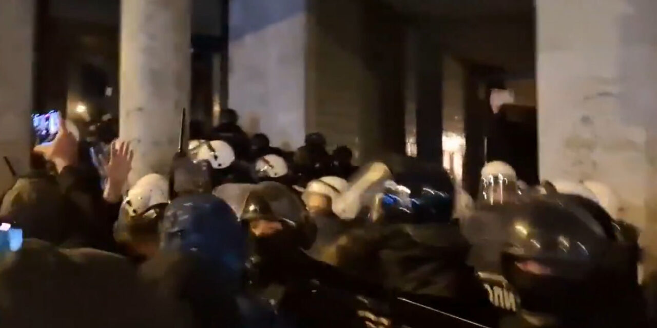 Káosz a városháza előtt – gumibotokkal verte a rendőrség a tüntetőket (videó)