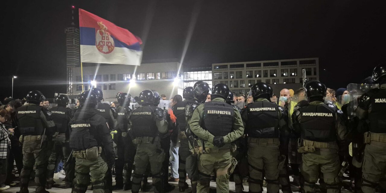 A rendőrök az RTV épülete elé engedték az egyetemistákat (Videó)