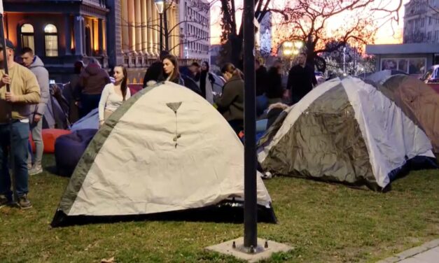 Az elnöki palota előtt sátoroznak, a blokádok megszüntetését követelik