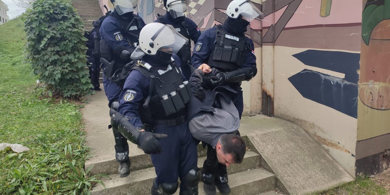 A rendőri brutalitás miatt műteni kellett Savo Manojlović csuklóját