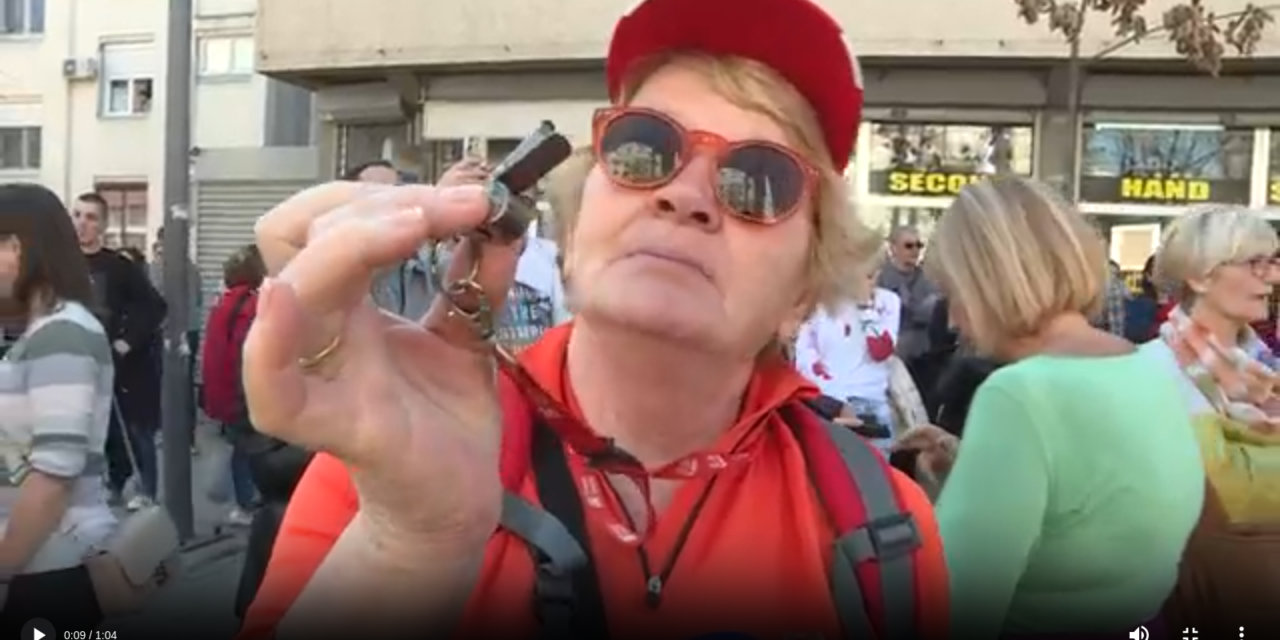 Ez a síp buktatta meg Miloševićet, és ha Isten is úgy akarja, akkor most őt is megbuktatja (Videó)