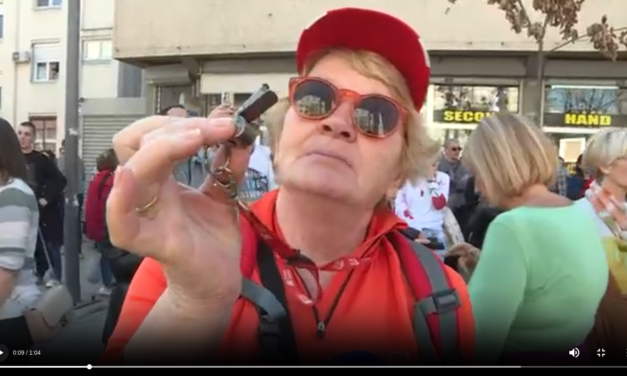 Ez a síp buktatta meg Miloševićet, és ha Isten is úgy akarja, akkor most őt is megbuktatja (Videó)