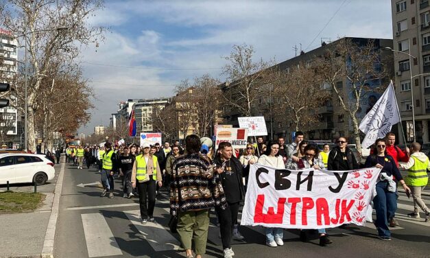 Elindult a tüntető menet Újvidéken