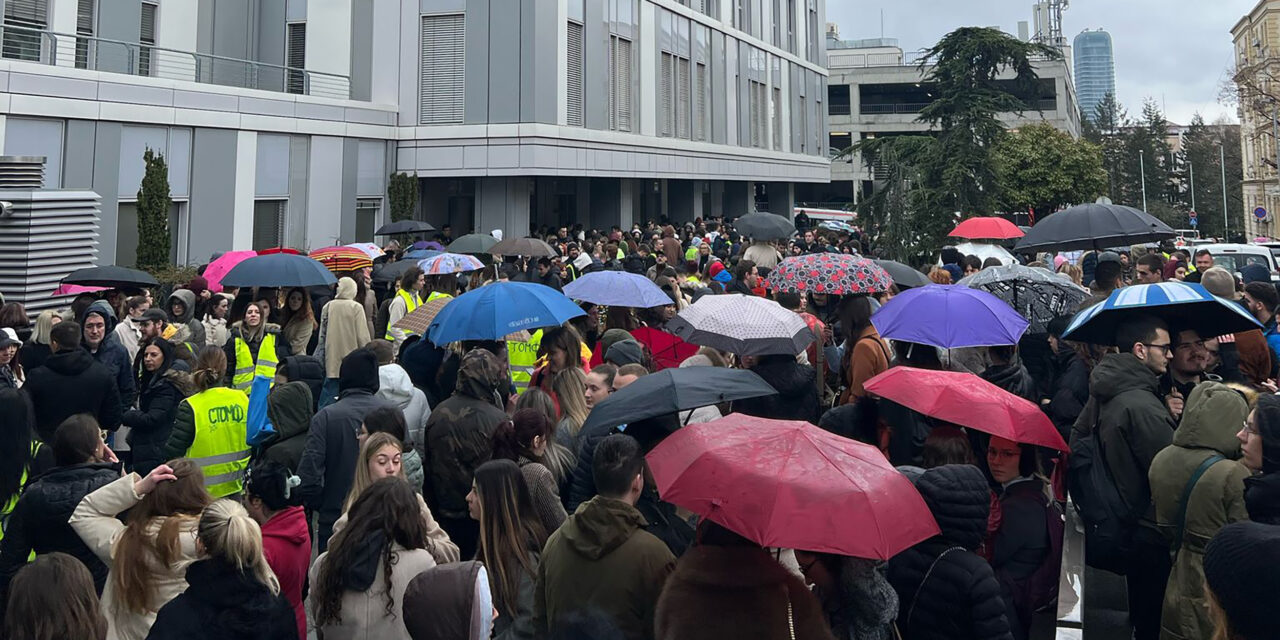 A sürgősségi központ előtt tüntetnek az orvostanhallgatók