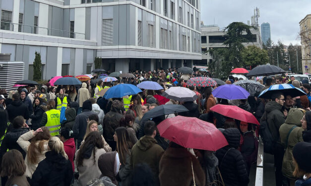 A sürgősségi központ előtt tüntetnek az orvostanhallgatók