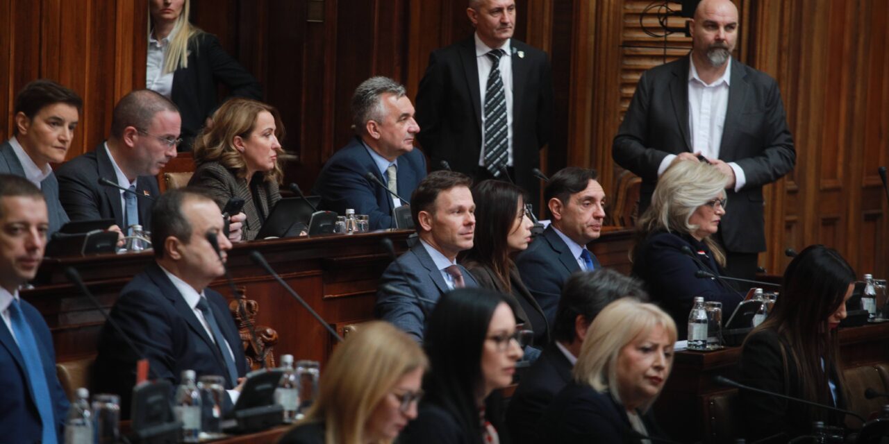 Ellenzék nincs, ülés van a parlamentben