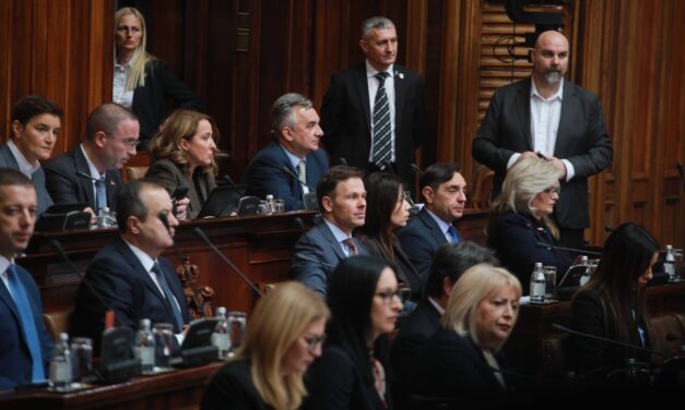 Ellenzék nincs, ülés van a parlamentben